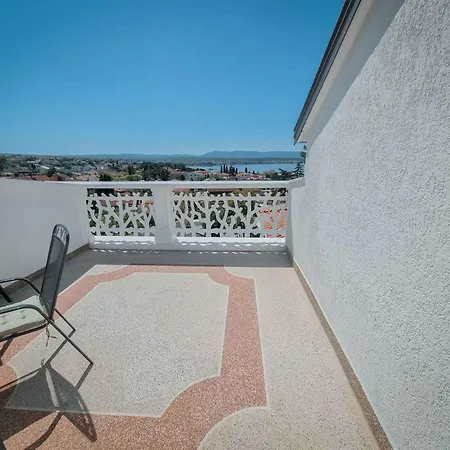 Apartament 44 *